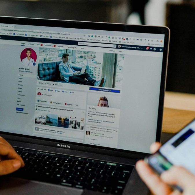 počítač a smartphone