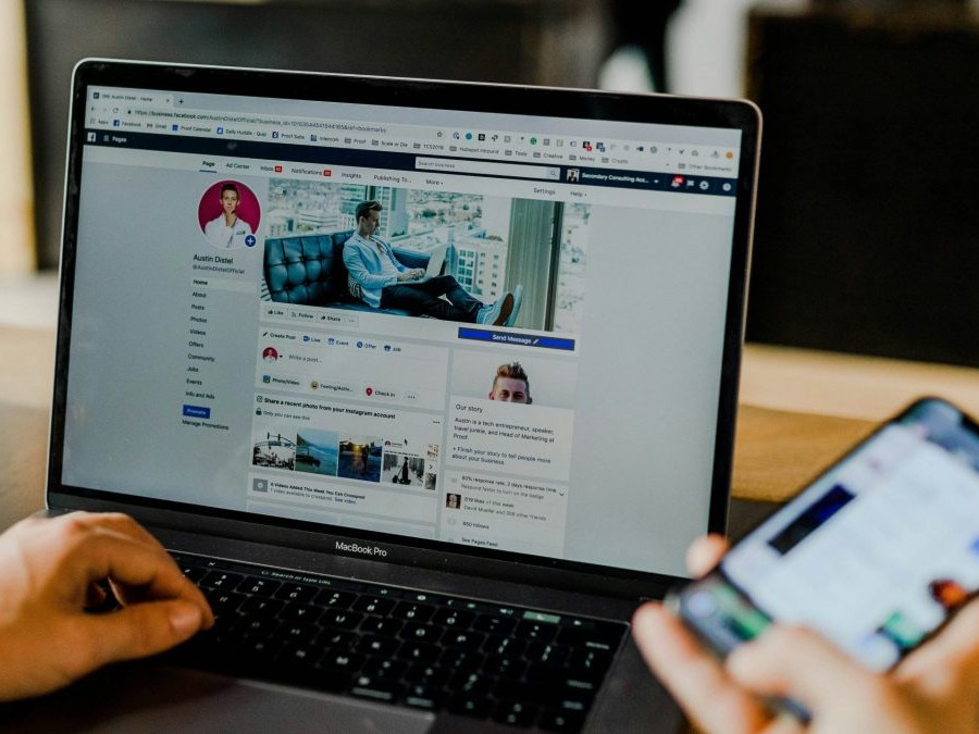 počítač a smartphone