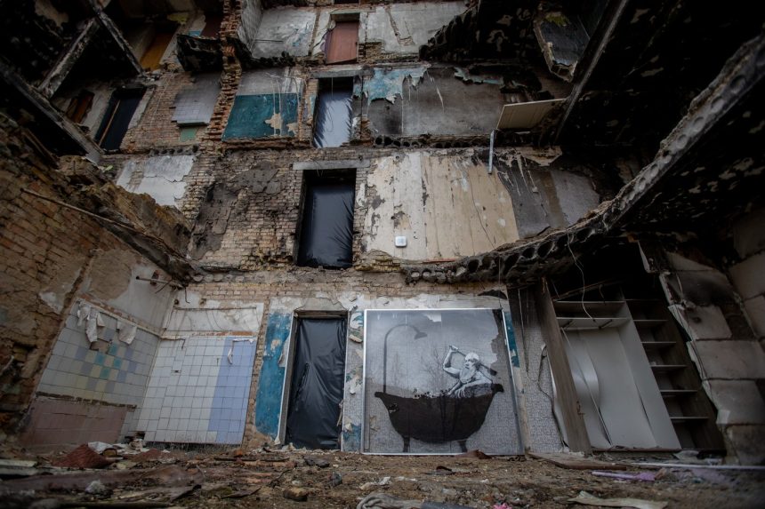 Na sn&iacute;mke Banksyho dielo v ukrajinskej Horenke.