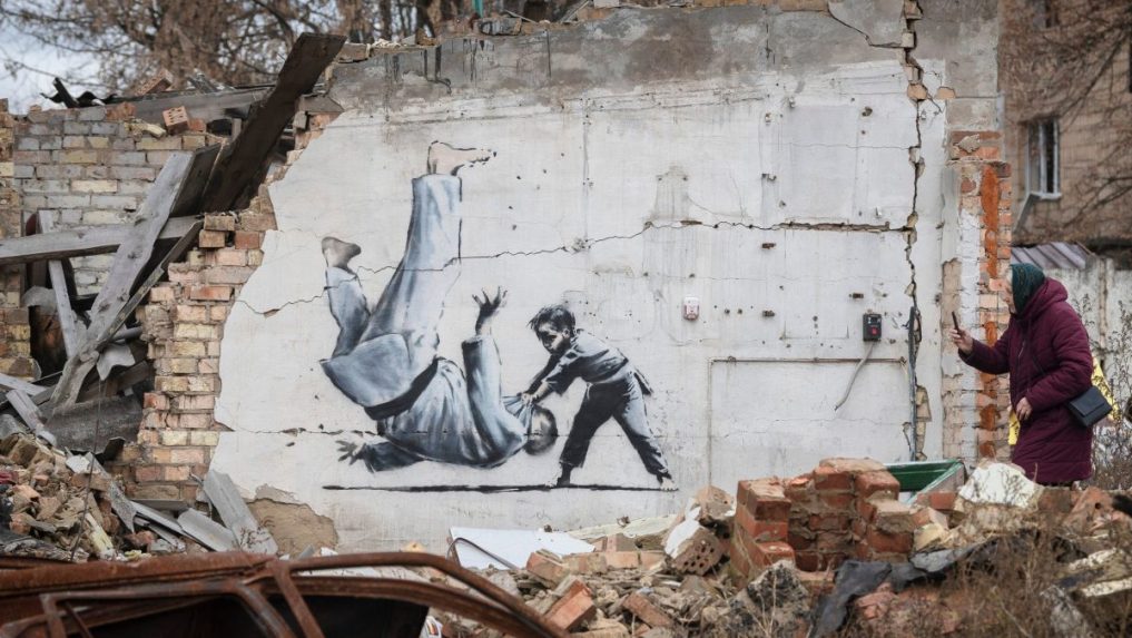 Muž s okuliarmi v strednom veku a pochádza z Bristolu: Médiá hovoria, že identita umelca Banksyho bola odhalená