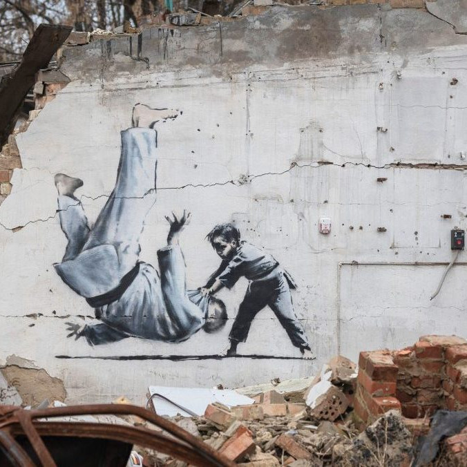 Muž s okuliarmi v strednom veku a pochádza z Bristolu: Médiá hovoria, že identita umelca Banksyho bola odhalená