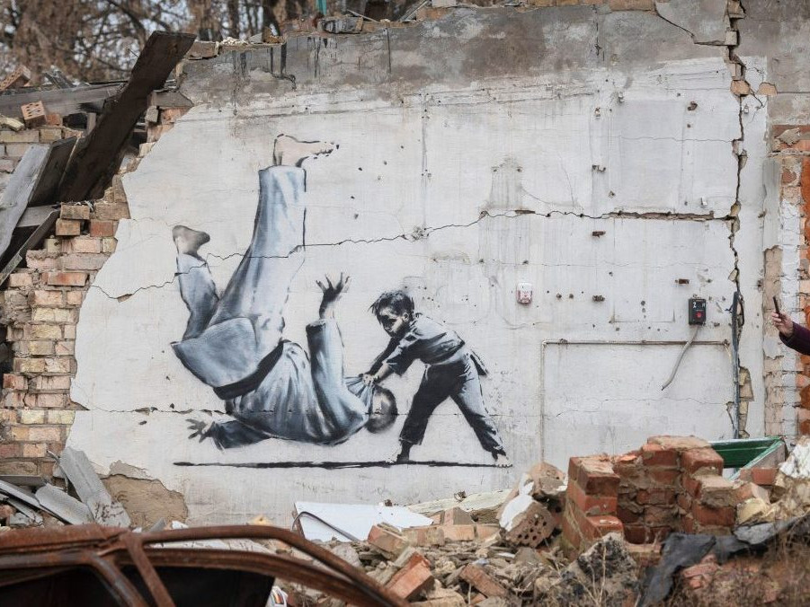 Muž s okuliarmi v strednom veku a pochádza z Bristolu: Médiá hovoria, že identita umelca Banksyho bola odhalená