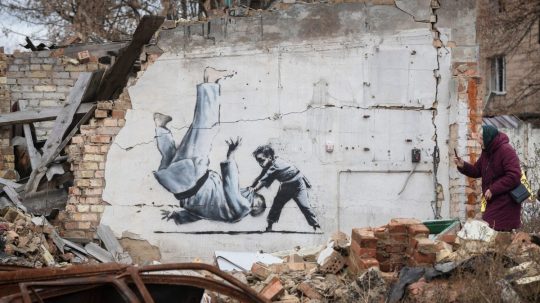 Muž s okuliarmi v strednom veku a pochádza z Bristolu: Médiá hovoria, že identita umelca Banksyho bola odhalená