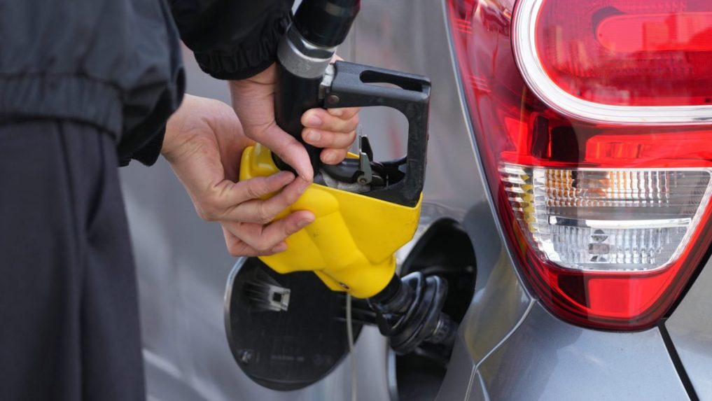 Na ilustračnej snímke tankovanie.