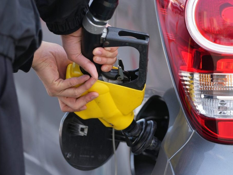 Na ilustračnej snímke tankovanie.