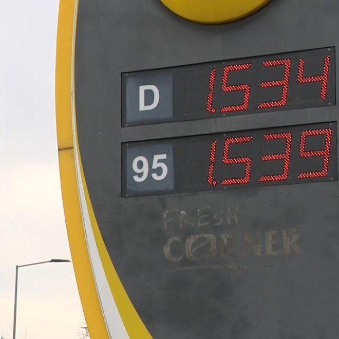 Na ilustračnej snímke ceny benzínu.