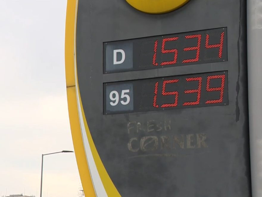 Na ilustračnej snímke ceny benzínu.