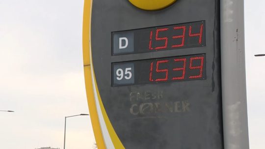 Na ilustračnej snímke ceny benzínu.