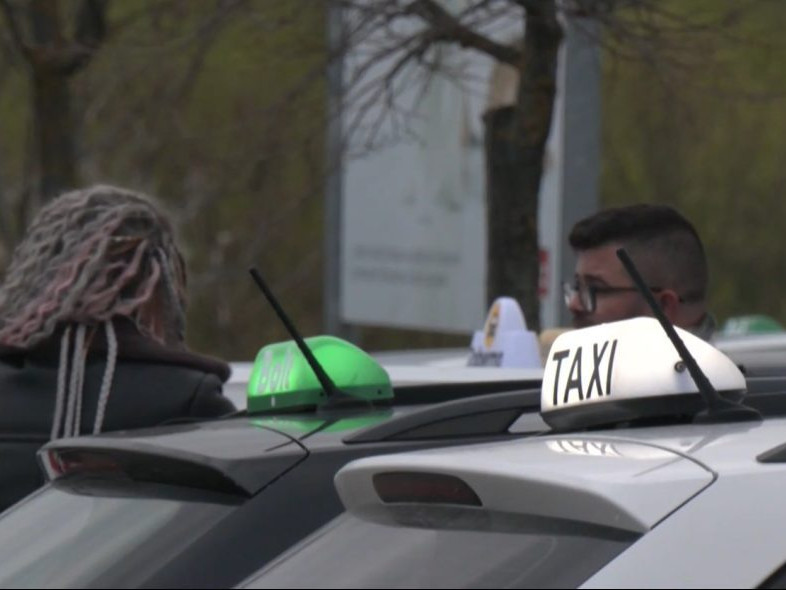 Na ilustračnej snímke taxíky Bolt.