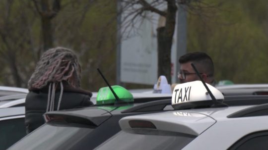 Na ilustračnej snímke taxíky Bolt.