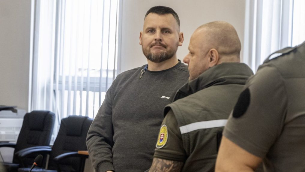 Na snímke Daniel Bombic v sprievode justičnej stráže..