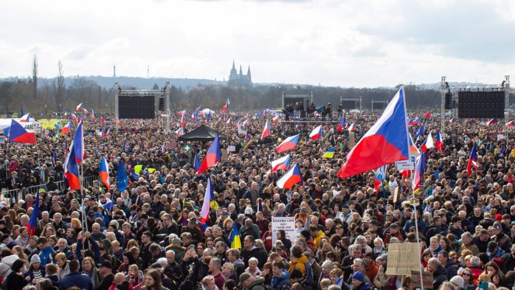 Na snímke demonštrácia na Letenskej pláni v Prahe.