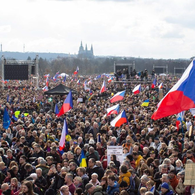 Na snímke demonštrácia na Letenskej pláni v Prahe.