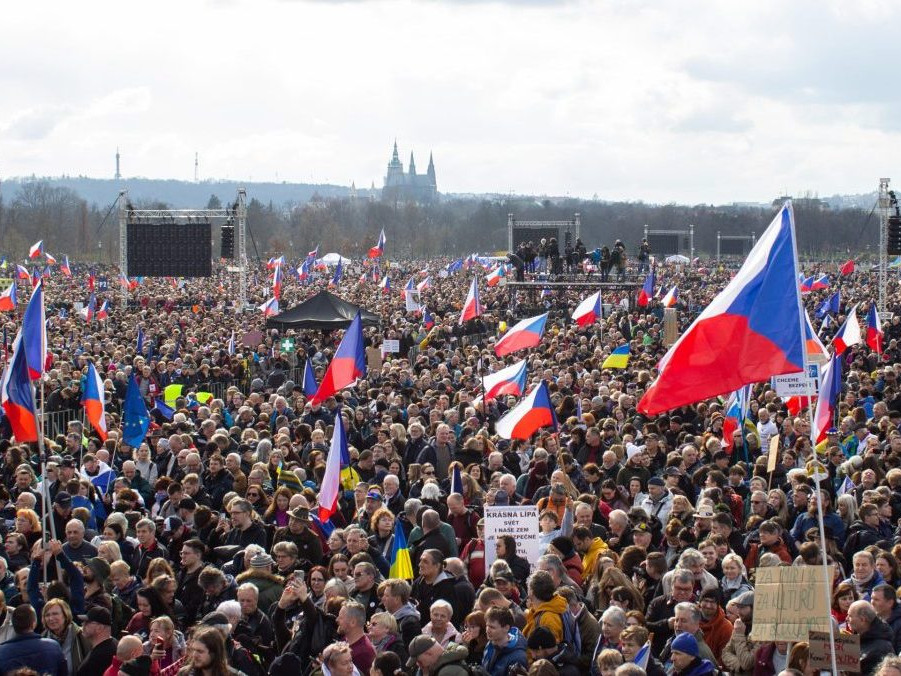 Na snímke demonštrácia na Letenskej pláni v Prahe.