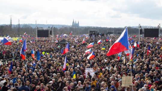 Na snímke demonštrácia na Letenskej pláni v Prahe.