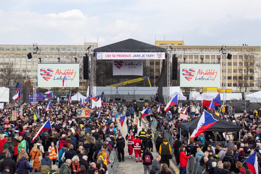 Na sn&iacute;mke demon&scaron;tr&aacute;cia na Letenskej pl&aacute;ni v Prahe.
