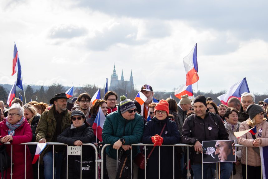 Na snímke demonštrácia na Letenskej pláni v Prahe.