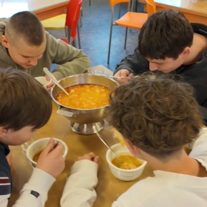 žiaci jedia polievku