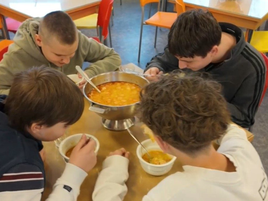 žiaci jedia polievku