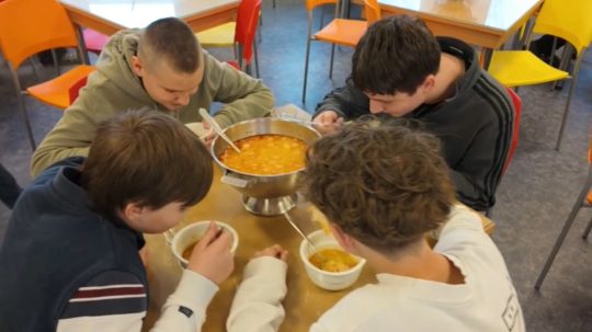 žiaci jedia polievku