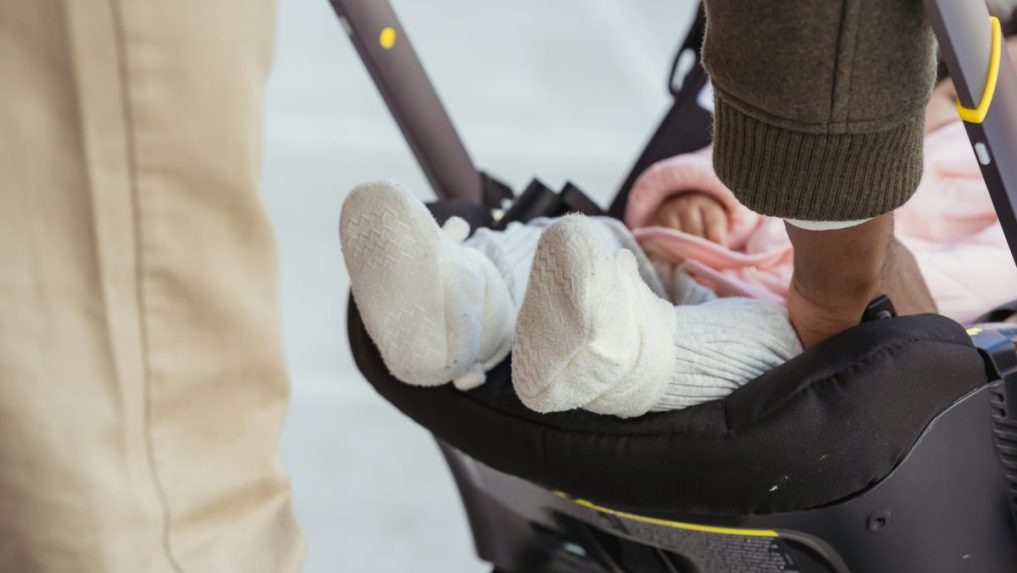 Na ilustračnej snímke dieťa v kočíku.