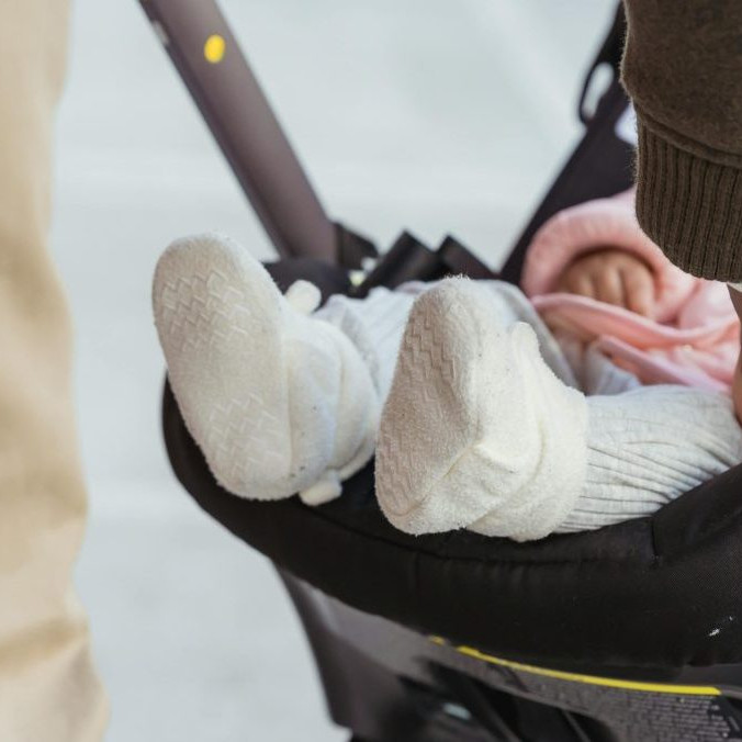 Na ilustračnej snímke dieťa v kočíku.