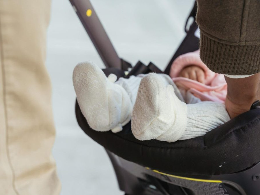 Na ilustračnej snímke dieťa v kočíku.