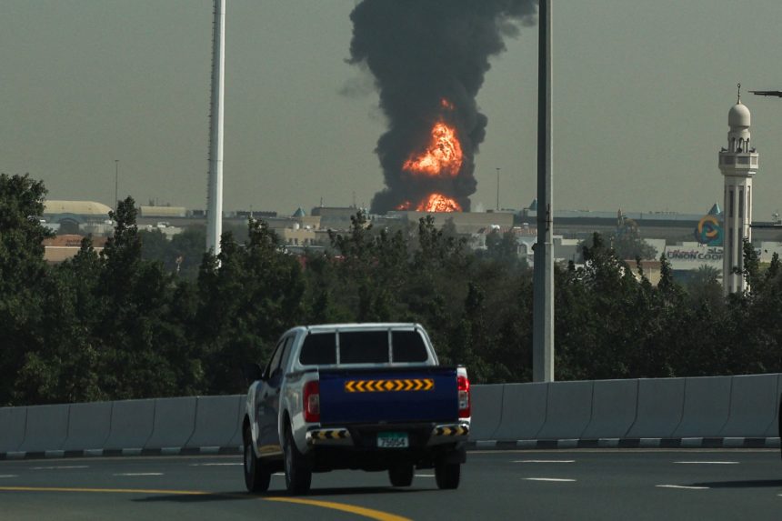 Na sn&iacute;mke požiar na dubajskom letisku.