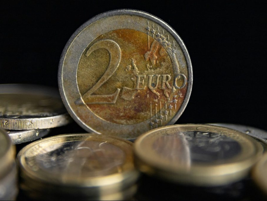 Na ilustračnej snímke euro mince.