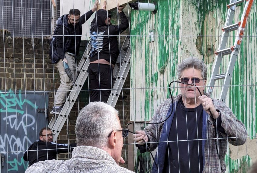 Na sn&iacute;mke muž, ktor&eacute;ho si zamenili s Banksym.