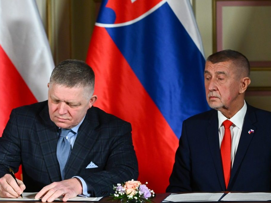 Na snímke Robert Fico a Andrej Babiš.