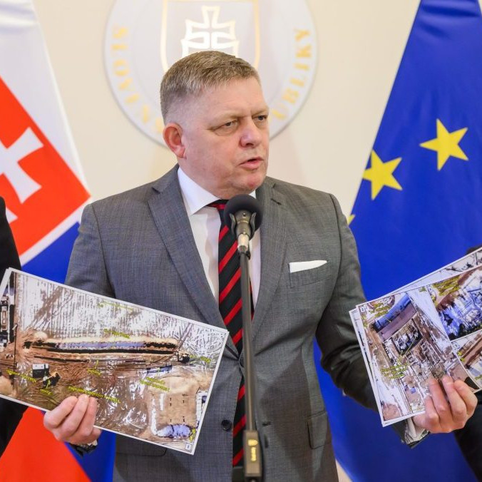 Na snímke Robert Fico drží v rukách satelitné snímky.