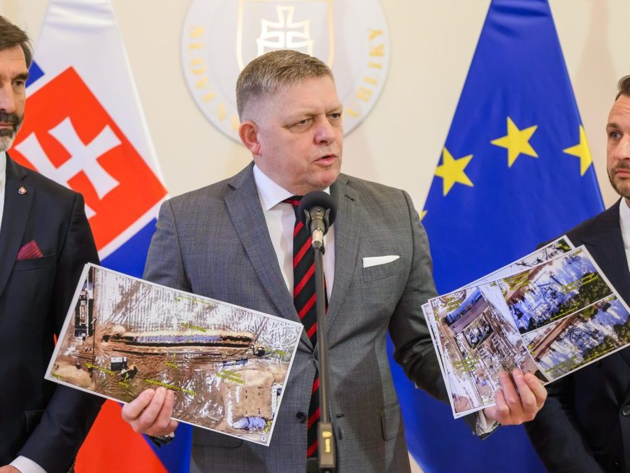 Na snímke Robert Fico drží v rukách satelitné snímky.