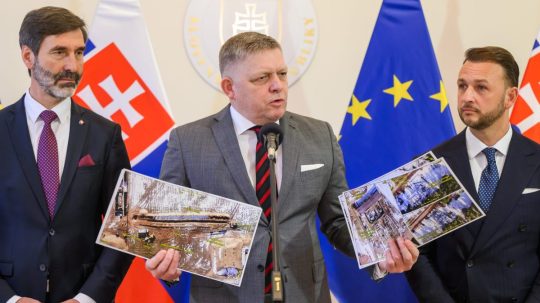 Na snímke Robert Fico drží v rukách satelitné snímky.