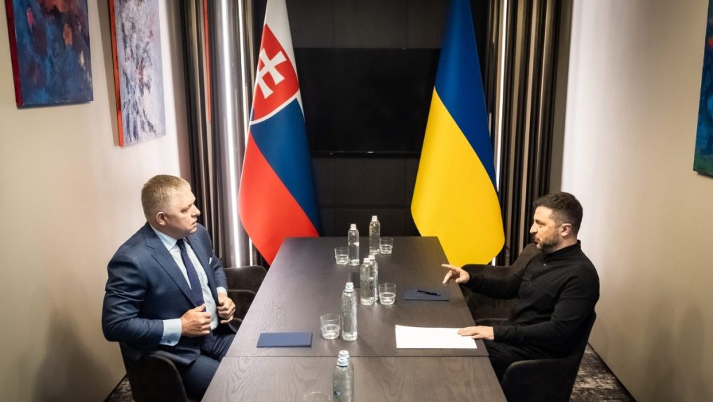 Na snímke Robert Fico a Volodymyr Zelenskyj.
