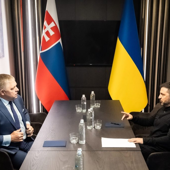 Na snímke Robert Fico a Volodymyr Zelenskyj.