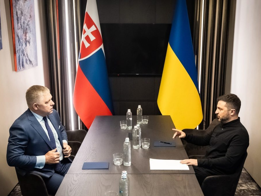 Na snímke Robert Fico a Volodymyr Zelenskyj.