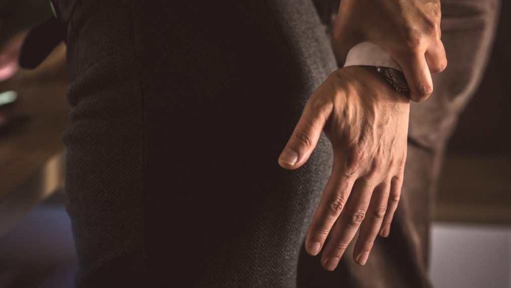 Na snímke mužská ruka sa snaží dotknúť sa pozadia ženy.