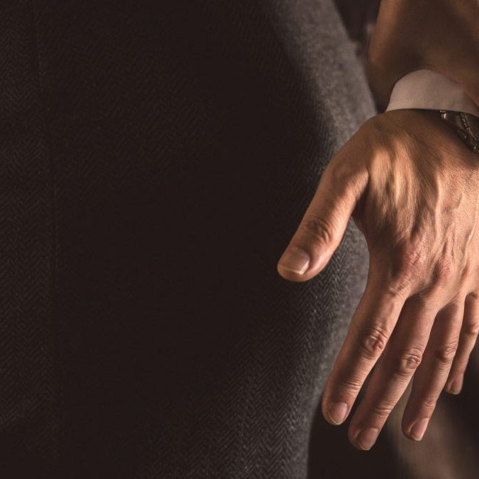 Na snímke mužská ruka sa snaží dotknúť sa pozadia ženy.