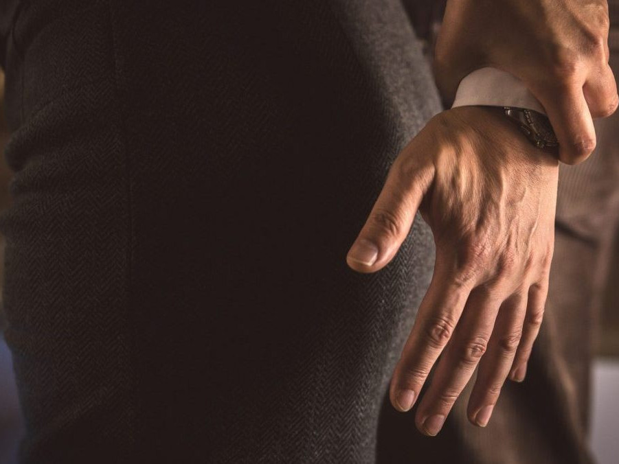 Na snímke mužská ruka sa snaží dotknúť sa pozadia ženy.