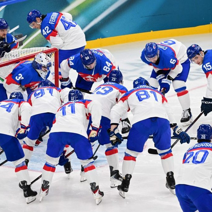 Slovenskí hokejisti pred zápasom proti Švédsku.