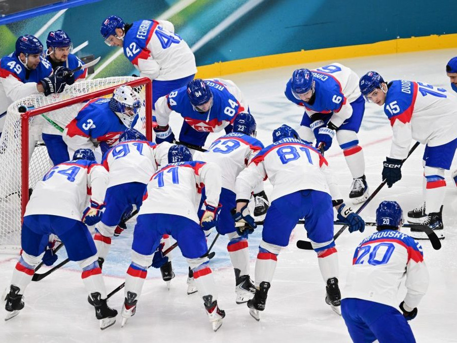 Slovenskí hokejisti pred zápasom proti Švédsku.
