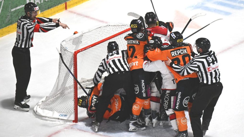 Na snímke hokejisti Košíc a Banskej Bystrice.