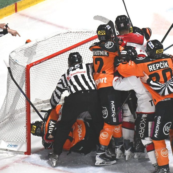 Na snímke hokejisti Košíc a Banskej Bystrice.