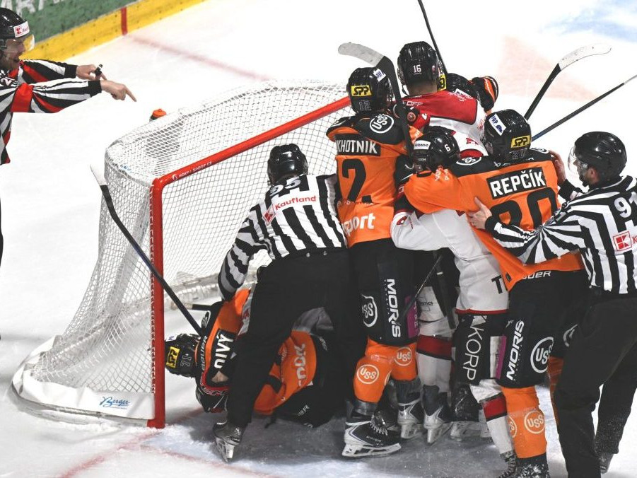 Na snímke hokejisti Košíc a Banskej Bystrice.