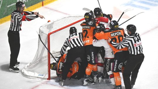 Na snímke hokejisti Košíc a Banskej Bystrice.