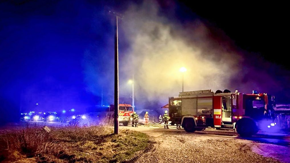 Hasiči zasahovali pri požiari rodinného domu.
