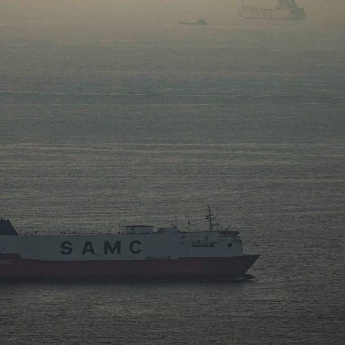 nákladná loď v mori