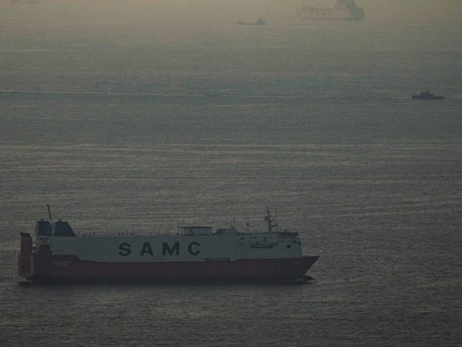 nákladná loď v mori