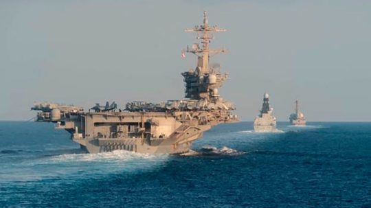 Na ilustračnej snímke americkú lietadlovú loď a torpédoborec v Hormuzskom prielive.